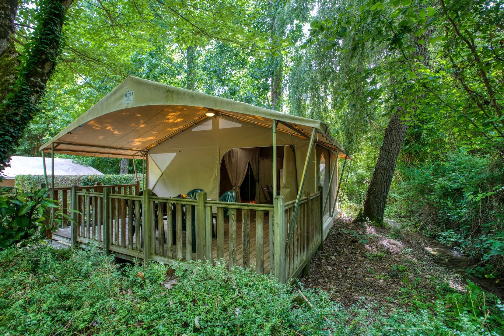 hebergement-tente-equipee-camping-letiradou tente equipées à louer au Tiradou